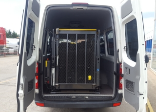 Furgoneta  Volkswagen Crafter, matriculada el 14/04/2014 con 90.000km. De 9 plazas y plataforma para acceso de minusvalidos.
Posibilidad de diferentes combinaciones de asientos y plazas para sillas.
6+2PMRSR o 6+1PMRSR eléctrica o 4+4PMRSR o 4+2PMRSR+ 1 PMRSR electrica o 2+6PMRSR o 2+1PMRSR+2PMRSR eléctricas