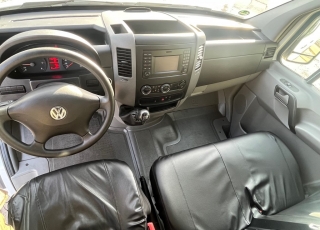 Furgoneta de ocasión, 
VOLKSWAGEN CRAFTER 30-50,
Año 2016 con 179.700km.  Precio 17.500€ reacondicionada sin garantía.