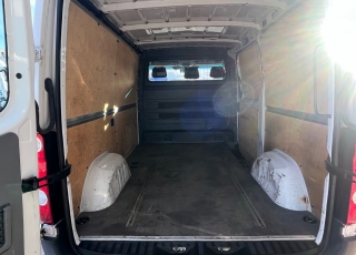 Furgoneta de ocasión, 
VOLKSWAGEN CRAFTER 30-50,
Año 2016 con 179.700km.  Precio 17.500€ reacondicionada sin garantía.