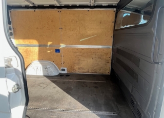 Furgoneta de ocasión, 
VOLKSWAGEN CRAFTER 30-50,
Año 2016 con 179.700km.  Precio 17.500€ reacondicionada sin garantía.