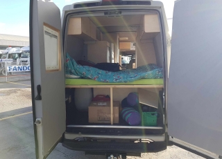 Furgoneta de ocasión, 
IVECO Camper,
Modelo  35S14V de 15m3,
Año 2010,
con 358.000km,
Camperizada como furgón vivienda o autocaravana con el siguiente equipamiento:
3 plazas con asientos delanteros reversibles,
cámara y foco trasero,
enganche,
televisión plana,
horno microondas, 
vitrocerámica,
fregadero,
cuarto de baño con ducha, 
cajoneras y armarios,
toldo exterior.