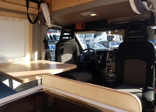 Furgoneta de ocasión, 
IVECO Camper,
Modelo  35S14V de 15m3,
Año 2010,
con 358.000km,
Camperizada como furgón vivienda o autocaravana con el siguiente equipamiento:
3 plazas con asientos delanteros reversibles,
cámara y foco trasero,
enganche,
televisión plana,
horno microondas, 
vitrocerámica,
fregadero,
cuarto de baño con ducha, 
cajoneras y armarios,
toldo exterior.