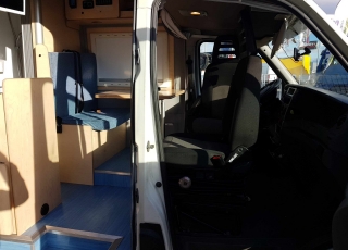 Furgoneta de ocasión, 
IVECO Camper,
Modelo  35S14V de 15m3,
Año 2010,
con 358.000km,
Camperizada como furgón vivienda o autocaravana con el siguiente equipamiento:
3 plazas con asientos delanteros reversibles,
cámara y foco trasero,
enganche,
televisión plana,
horno microondas, 
vitrocerámica,
fregadero,
cuarto de baño con ducha, 
cajoneras y armarios,
toldo exterior.