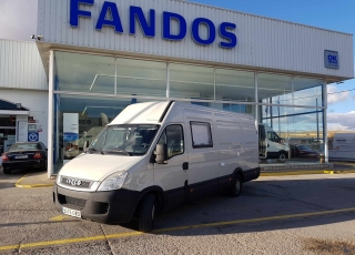 Furgoneta de ocasión, 
IVECO Camper,
Modelo  35S14V de 15m3,
Año 2010,
con 358.000km,
Camperizada como furgón vivienda o autocaravana con el siguiente equipamiento:
3 plazas con asientos delanteros reversibles,
cámara y foco trasero,
enganche,
televisión plana,
horno microondas, 
vitrocerámica,
fregadero,
cuarto de baño con ducha, 
cajoneras y armarios,
toldo exterior.