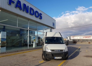 Furgoneta de ocasión, 
IVECO Camper,
Modelo  35S14V de 15m3,
Año 2010,
con 358.000km,
Camperizada como furgón vivienda o autocaravana con el siguiente equipamiento:
3 plazas con asientos delanteros reversibles,
cámara y foco trasero,
enganche,
televisión plana,
horno microondas, 
vitrocerámica,
fregadero,
cuarto de baño con ducha, 
cajoneras y armarios,
toldo exterior.