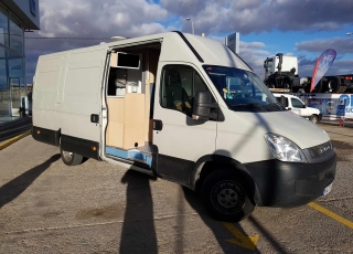 Furgoneta de ocasión, 
IVECO Camper,
Modelo  35S14V de 15m3,
Año 2010,
con 358.000km,
Camperizada como furgón vivienda o autocaravana con el siguiente equipamiento:
3 plazas con asientos delanteros reversibles,
cámara y foco trasero,
enganche,
televisión plana,
horno microondas, 
vitrocerámica,
fregadero,
cuarto de baño con ducha, 
cajoneras y armarios,
toldo exterior.