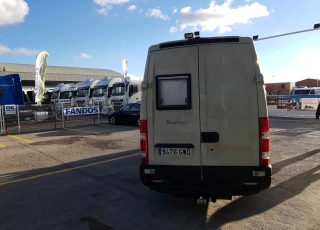 Furgoneta de ocasión, 
IVECO Camper,
Modelo  35S14V de 15m3,
Año 2010,
con 358.000km,
Camperizada como furgón vivienda o autocaravana con el siguiente equipamiento:
3 plazas con asientos delanteros reversibles,
cámara y foco trasero,
enganche,
televisión plana,
horno microondas, 
vitrocerámica,
fregadero,
cuarto de baño con ducha, 
cajoneras y armarios,
toldo exterior.