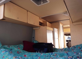 Furgoneta de ocasión, 
IVECO Camper,
Modelo  35S14V de 15m3,
Año 2010,
con 358.000km,
Camperizada como furgón vivienda o autocaravana con el siguiente equipamiento:
3 plazas con asientos delanteros reversibles,
cámara y foco trasero,
enganche,
televisión plana,
horno microondas, 
vitrocerámica,
fregadero,
cuarto de baño con ducha, 
cajoneras y armarios,
toldo exterior.