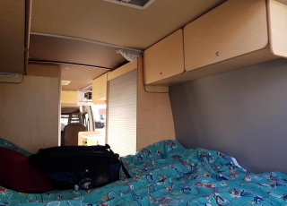 Furgoneta de ocasión, 
IVECO Camper,
Modelo  35S14V de 15m3,
Año 2010,
con 358.000km,
Camperizada como furgón vivienda o autocaravana con el siguiente equipamiento:
3 plazas con asientos delanteros reversibles,
cámara y foco trasero,
enganche,
televisión plana,
horno microondas, 
vitrocerámica,
fregadero,
cuarto de baño con ducha, 
cajoneras y armarios,
toldo exterior.