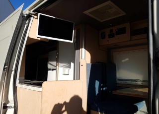 Furgoneta de ocasión, 
IVECO Camper,
Modelo  35S14V de 15m3,
Año 2010,
con 358.000km,
Camperizada como furgón vivienda o autocaravana con el siguiente equipamiento:
3 plazas con asientos delanteros reversibles,
cámara y foco trasero,
enganche,
televisión plana,
horno microondas, 
vitrocerámica,
fregadero,
cuarto de baño con ducha, 
cajoneras y armarios,
toldo exterior.