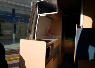 Furgoneta de ocasión, 
IVECO Camper,
Modelo  35S14V de 15m3,
Año 2010,
con 358.000km,
Camperizada como furgón vivienda o autocaravana con el siguiente equipamiento:
3 plazas con asientos delanteros reversibles,
cámara y foco trasero,
enganche,
televisión plana,
horno microondas, 
vitrocerámica,
fregadero,
cuarto de baño con ducha, 
cajoneras y armarios,
toldo exterior.