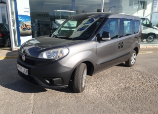 Furgoneta de ocasión FIAT DOBLO de 90cv, del año 2016 y 5 plazas, con la segunda fila de asientos abatible.  Precio 9.500€+IVA, reacondicionada y SIN garantía.