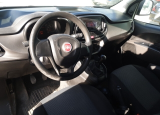 Furgoneta de ocasión FIAT DOBLO de 90cv, del año 2016 y 5 plazas, con la segunda fila de asientos abatible.  Precio 9.500€+IVA, reacondicionada y SIN garantía.
