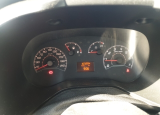 Furgoneta de ocasión FIAT DOBLO de 90cv, del año 2016 y 5 plazas, con la segunda fila de asientos abatible.  Precio 9.500€+IVA, reacondicionada y SIN garantía.