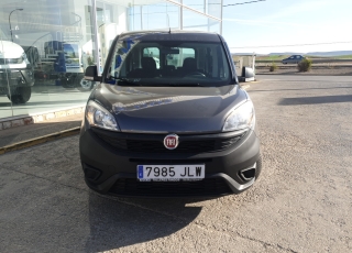 Furgoneta de ocasión FIAT DOBLO de 90cv, del año 2016 y 5 plazas, con la segunda fila de asientos abatible.  Precio 9.500€+IVA, reacondicionada y SIN garantía.