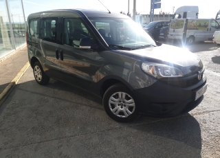 Furgoneta de ocasión FIAT DOBLO de 90cv, del año 2016 y 5 plazas, con la segunda fila de asientos abatible.  Precio 9.500€+IVA, reacondicionada y SIN garantía.