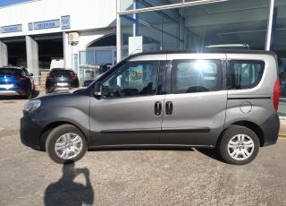 Furgoneta de ocasión FIAT DOBLO de 90cv, del año 2016 y 5 plazas, con la segunda fila de asientos abatible.  Precio 9.500€+IVA, reacondicionada y SIN garantía.