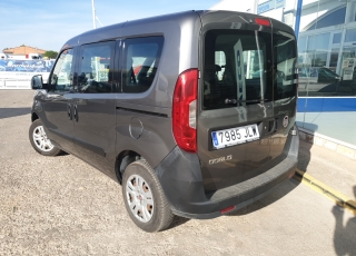 Furgoneta de ocasión FIAT DOBLO de 90cv, del año 2016 y 5 plazas, con la segunda fila de asientos abatible.  Precio 9.500€+IVA, reacondicionada y SIN garantía.