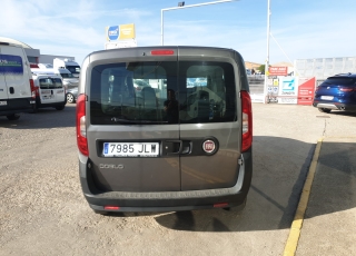 Furgoneta de ocasión FIAT DOBLO de 90cv, del año 2016 y 5 plazas, con la segunda fila de asientos abatible.  Precio 9.500€+IVA, reacondicionada y SIN garantía.