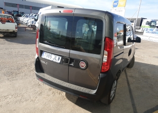 Furgoneta de ocasión FIAT DOBLO de 90cv, del año 2016 y 5 plazas, con la segunda fila de asientos abatible.  Precio 9.500€+IVA, reacondicionada y SIN garantía.