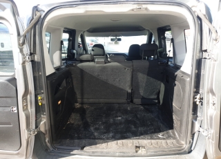 Furgoneta de ocasión FIAT DOBLO de 90cv, del año 2016 y 5 plazas, con la segunda fila de asientos abatible.  Precio 9.500€+IVA, reacondicionada y SIN garantía.