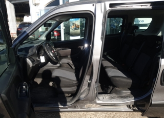 Furgoneta de ocasión FIAT DOBLO de 90cv, del año 2016 y 5 plazas, con la segunda fila de asientos abatible.  Precio 9.500€+IVA, reacondicionada y SIN garantía.