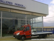 Furgoneta de rescate de vehiculos IVECO 50C15, del año 2008, con plataforma bascualnte y deslizante, incorpora cabrestante.