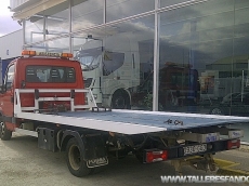 Furgoneta de rescate de vehiculos IVECO 50C15, del año 2008, con plataforma bascualnte y deslizante, incorpora cabrestante.