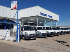 Lote de 27 furgonetas Renault B120.65 del año 2006, entre 100.000km y 350.000km, doble cabina, para 5 plazas con cuchara para arrastrar vehículos, algunas son cabina simple para 2 personas y llevan grúa y cabrestante.