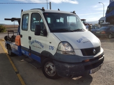 Lote de 27 furgonetas Renault B120.65 del año 2006, entre 100.000km y 350.000km, doble cabina, para 5 plazas con cuchara para arrastrar vehículos, algunas son cabina simple para 2 personas y llevan grúa y cabrestante.