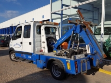 Lote de 27 furgonetas Renault B120.65 del año 2006, entre 100.000km y 350.000km, doble cabina, para 5 plazas con cuchara para arrastrar vehículos, algunas son cabina simple para 2 personas y llevan grúa y cabrestante.