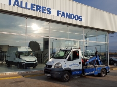 Lote de 27 furgonetas Renault B120.65 del año 2006, entre 100.000km y 350.000km, doble cabina, para 5 plazas con cuchara para arrastrar vehículos, algunas son cabina simple para 2 personas y llevan grúa y cabrestante.