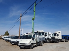 Furgoneta IVECO 35C14 del año 2006 con solo 68.164km, lleva caja basculante y una grúa Toimil 040/2S.