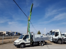 Furgoneta IVECO 35C14 del año 2006 con solo 68.164km, lleva caja basculante y una grúa Toimil 040/2S.