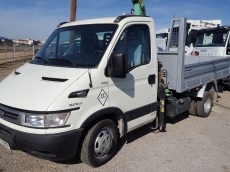 Furgoneta IVECO 35C14 del año 2006 con solo 68.164km, lleva caja basculante y una grúa Toimil 040/2S.