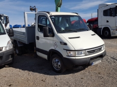 Furgoneta IVECO 35C14 del año 2006 con solo 68.164km, lleva caja basculante y una grúa Toimil 040/2S.