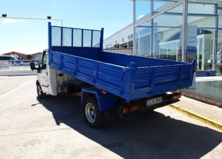 Furgoneta de ocasión,
Marca FORD.
Modelo Transit.
Año 2002.
276.768km.
Carrozada con caja basculante de hierro.