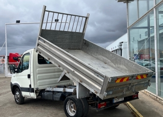 Furgoneta de ocasión basculante,
marca IVECO 35C15 del año 2007 con 305.698km.
Carrozada con caja basculante de ALUMINIO con medidas  interiores 3.25m x2m interior.

Precio 9.800€+IVA, reacondicionada y SIN garantía.