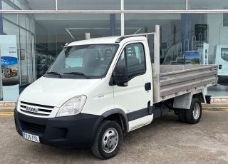 Furgoneta de ocasión basculante,
marca IVECO 35C15 del año 2007 con 305.698km.
Carrozada con caja basculante de ALUMINIO con medidas  interiores 3.25m x2m interior.

Precio 9.800€+IVA, reacondicionada y SIN garantía.