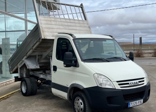 Furgoneta de ocasión basculante,
marca IVECO 35C15 del año 2007 con 305.698km.
Carrozada con caja basculante de ALUMINIO con medidas  interiores 3.25m x2m interior.

Precio 9.800€+IVA, reacondicionada y SIN garantía.