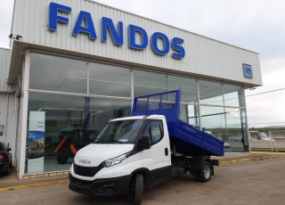 Furgoneta nueva basculante,
marca IVECO 35C16H 3l 3450 MY2019  con el siguiente equipamiento:
- DEPÓSITO DE COMBUSTIBLE DE 100 LITROS.
- AIRE ACONDICIONADO MANUAL.
- DIGITAL  RADIO (DAB)  (Mandos al volante incluidos).
- PUERTO USB PARA CARGA.
- SALPICADERO COMFORT.
- RUEDA DE REPUESTO.
- ASIDEROS EN CABINA.
- AVISADOR ACÚSTICO DE MARCHA ATRÁS.
- BALLESTA SEMIELÍPTICA CON REFUERZO DE BALLESTÍN.
- CAJA TELEMÁTICA.
- PANTALLA TFT DIGITAL (CLUSTER).
- SOPORTE DE RUEDA DE REPUESTO.
- DIRECCIÓN ASISTIDA ELECTRICA
- AIRBAG CONDUCTOR.  Carrozada con caja basculante de 3.38m x1.95m interior.
