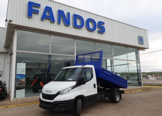 Furgoneta nueva basculante,
marca IVECO 35C16H 3l 3450 MY2019  con el siguiente equipamiento:
- DEPÓSITO DE COMBUSTIBLE DE 100 LITROS.
- AIRE ACONDICIONADO MANUAL.
- DIGITAL  RADIO (DAB)  (Mandos al volante incluidos).
- PUERTO USB PARA CARGA.
- SALPICADERO COMFORT.
- RUEDA DE REPUESTO.
- ASIDEROS EN CABINA.
- AVISADOR ACÚSTICO DE MARCHA ATRÁS.
- BALLESTA SEMIELÍPTICA CON REFUERZO DE BALLESTÍN.
- CAJA TELEMÁTICA.
- PANTALLA TFT DIGITAL (CLUSTER).
- SOPORTE DE RUEDA DE REPUESTO.
- DIRECCIÓN ASISTIDA ELECTRICA
- AIRBAG CONDUCTOR.

Carrozada con caja basculante de 3.38m x1.95m interior.