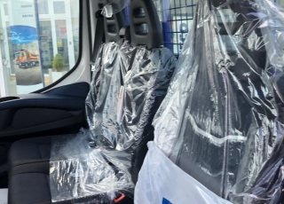 Furgoneta nueva basculante,
marca IVECO 35C16H 3l 3450 MY2019  con el siguiente equipamiento:
- DEPÓSITO DE COMBUSTIBLE DE 100 LITROS.
- AIRE ACONDICIONADO MANUAL.
- DIGITAL  RADIO (DAB)  (Mandos al volante incluidos).
- PUERTO USB PARA CARGA.
- SALPICADERO COMFORT.
- RUEDA DE REPUESTO.
- ASIDEROS EN CABINA.
- AVISADOR ACÚSTICO DE MARCHA ATRÁS.
- BALLESTA SEMIELÍPTICA CON REFUERZO DE BALLESTÍN.
- CAJA TELEMÁTICA.
- PANTALLA TFT DIGITAL (CLUSTER).
- SOPORTE DE RUEDA DE REPUESTO.
- DIRECCIÓN ASISTIDA ELECTRICA
- AIRBAG CONDUCTOR.  Carrozada con caja basculante de 3.38m x1.95m interior.