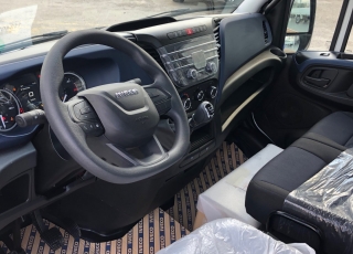 Furgoneta nueva basculante,
marca IVECO 35C16H 3l 3450 MY2019  con el siguiente equipamiento:
- DEPÓSITO DE COMBUSTIBLE DE 100 LITROS.
- AIRE ACONDICIONADO MANUAL.
- DIGITAL  RADIO (DAB)  (Mandos al volante incluidos).
- PUERTO USB PARA CARGA.
- SALPICADERO COMFORT.
- RUEDA DE REPUESTO.
- ASIDEROS EN CABINA.
- AVISADOR ACÚSTICO DE MARCHA ATRÁS.
- BALLESTA SEMIELÍPTICA CON REFUERZO DE BALLESTÍN.
- CAJA TELEMÁTICA.
- PANTALLA TFT DIGITAL (CLUSTER).
- SOPORTE DE RUEDA DE REPUESTO.
- DIRECCIÓN ASISTIDA ELECTRICA
- AIRBAG CONDUCTOR.  Carrozada con caja basculante de 3.38m x1.95m interior.