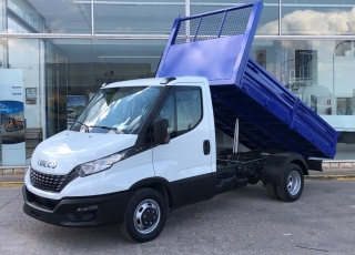 Furgoneta nueva basculante,
marca IVECO 35C16H 3l 3450 MY2019  con el siguiente equipamiento:
- DEPÓSITO DE COMBUSTIBLE DE 100 LITROS.
- AIRE ACONDICIONADO MANUAL.
- DIGITAL  RADIO (DAB)  (Mandos al volante incluidos).
- PUERTO USB PARA CARGA.
- SALPICADERO COMFORT.
- RUEDA DE REPUESTO.
- ASIDEROS EN CABINA.
- AVISADOR ACÚSTICO DE MARCHA ATRÁS.
- BALLESTA SEMIELÍPTICA CON REFUERZO DE BALLESTÍN.
- CAJA TELEMÁTICA.
- PANTALLA TFT DIGITAL (CLUSTER).
- SOPORTE DE RUEDA DE REPUESTO.
- DIRECCIÓN ASISTIDA ELECTRICA
- AIRBAG CONDUCTOR.  Carrozada con caja basculante de 3.38m x1.95m interior.