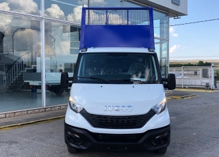 Furgoneta nueva basculante,
marca IVECO 35C16H 3l 3450 MY2019  con el siguiente equipamiento:
- DEPÓSITO DE COMBUSTIBLE DE 100 LITROS.
- AIRE ACONDICIONADO MANUAL.
- DIGITAL  RADIO (DAB)  (Mandos al volante incluidos).
- PUERTO USB PARA CARGA.
- SALPICADERO COMFORT.
- RUEDA DE REPUESTO.
- ASIDEROS EN CABINA.
- AVISADOR ACÚSTICO DE MARCHA ATRÁS.
- BALLESTA SEMIELÍPTICA CON REFUERZO DE BALLESTÍN.
- CAJA TELEMÁTICA.
- PANTALLA TFT DIGITAL (CLUSTER).
- SOPORTE DE RUEDA DE REPUESTO.
- DIRECCIÓN ASISTIDA ELECTRICA
- AIRBAG CONDUCTOR.  Carrozada con caja basculante de 3.38m x1.95m interior.