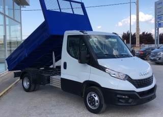 Furgoneta nueva basculante,
marca IVECO 35C16H 3l 3450 MY2019  con el siguiente equipamiento:
- DEPÓSITO DE COMBUSTIBLE DE 100 LITROS.
- AIRE ACONDICIONADO MANUAL.
- DIGITAL  RADIO (DAB)  (Mandos al volante incluidos).
- PUERTO USB PARA CARGA.
- SALPICADERO COMFORT.
- RUEDA DE REPUESTO.
- ASIDEROS EN CABINA.
- AVISADOR ACÚSTICO DE MARCHA ATRÁS.
- BALLESTA SEMIELÍPTICA CON REFUERZO DE BALLESTÍN.
- CAJA TELEMÁTICA.
- PANTALLA TFT DIGITAL (CLUSTER).
- SOPORTE DE RUEDA DE REPUESTO.
- DIRECCIÓN ASISTIDA ELECTRICA
- AIRBAG CONDUCTOR.

Carrozada con caja basculante de 3.38m x1.95m interior.