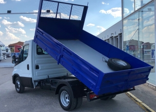 Furgoneta nueva basculante,
marca IVECO 35C16H 3l 3450 MY2019  con el siguiente equipamiento:
- DEPÓSITO DE COMBUSTIBLE DE 100 LITROS.
- AIRE ACONDICIONADO MANUAL.
- DIGITAL  RADIO (DAB)  (Mandos al volante incluidos).
- PUERTO USB PARA CARGA.
- SALPICADERO COMFORT.
- RUEDA DE REPUESTO.
- ASIDEROS EN CABINA.
- AVISADOR ACÚSTICO DE MARCHA ATRÁS.
- BALLESTA SEMIELÍPTICA CON REFUERZO DE BALLESTÍN.
- CAJA TELEMÁTICA.
- PANTALLA TFT DIGITAL (CLUSTER).
- SOPORTE DE RUEDA DE REPUESTO.
- DIRECCIÓN ASISTIDA ELECTRICA
- AIRBAG CONDUCTOR.

Carrozada con caja basculante de 3.38m x1.95m interior.