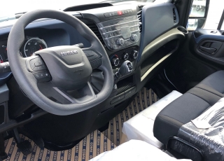 Furgoneta nueva basculante,
marca IVECO 35C16H 3l 3450 MY2019  con el siguiente equipamiento:
- DEPÓSITO DE COMBUSTIBLE DE 100 LITROS.
- AIRE ACONDICIONADO MANUAL.
- DIGITAL  RADIO (DAB)  (Mandos al volante incluidos).
- PUERTO USB PARA CARGA.
- SALPICADERO COMFORT.
- RUEDA DE REPUESTO.
- ASIDEROS EN CABINA.
- AVISADOR ACÚSTICO DE MARCHA ATRÁS.
- BALLESTA SEMIELÍPTICA CON REFUERZO DE BALLESTÍN.
- CAJA TELEMÁTICA.
- PANTALLA TFT DIGITAL (CLUSTER).
- SOPORTE DE RUEDA DE REPUESTO.
- DIRECCIÓN ASISTIDA ELECTRICA
- AIRBAG CONDUCTOR.  Carrozada con caja basculante de 3.38m x1.95m interior.