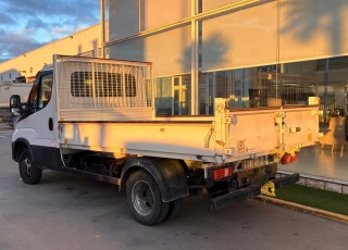 Furgoneta seminueva, 
Modelo  35C16 3.0 CAJA BASCULANTE 

- Climatizador
- Pantalla táctil
- Caja basculante
- Mandos en el volante

GRAN OPORTUNIDAD!!
VEHICULO SE ENTREGA TOTALMENTE REACONDICIONADO, CON TODOS SU MANTENIMIENTO CORRESPONDIENTE INCLUIDO EN EL PRECIO
